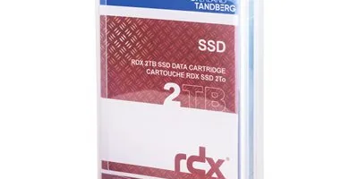 Cartouche SSD RDX de 2 To avec boîtier transparent, marque Overland Tandberg, étiquette rouge et blanche.