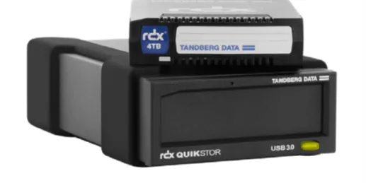 Lecteur de stockage RDX QuikStor avec une cartouche Tandberg Data 4TB posée dessus, portant la mention USB 3.0 et un voyant lumineux.